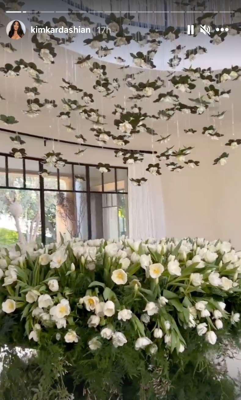 Travis gifted Kourtney a phenomenal flower arrangement