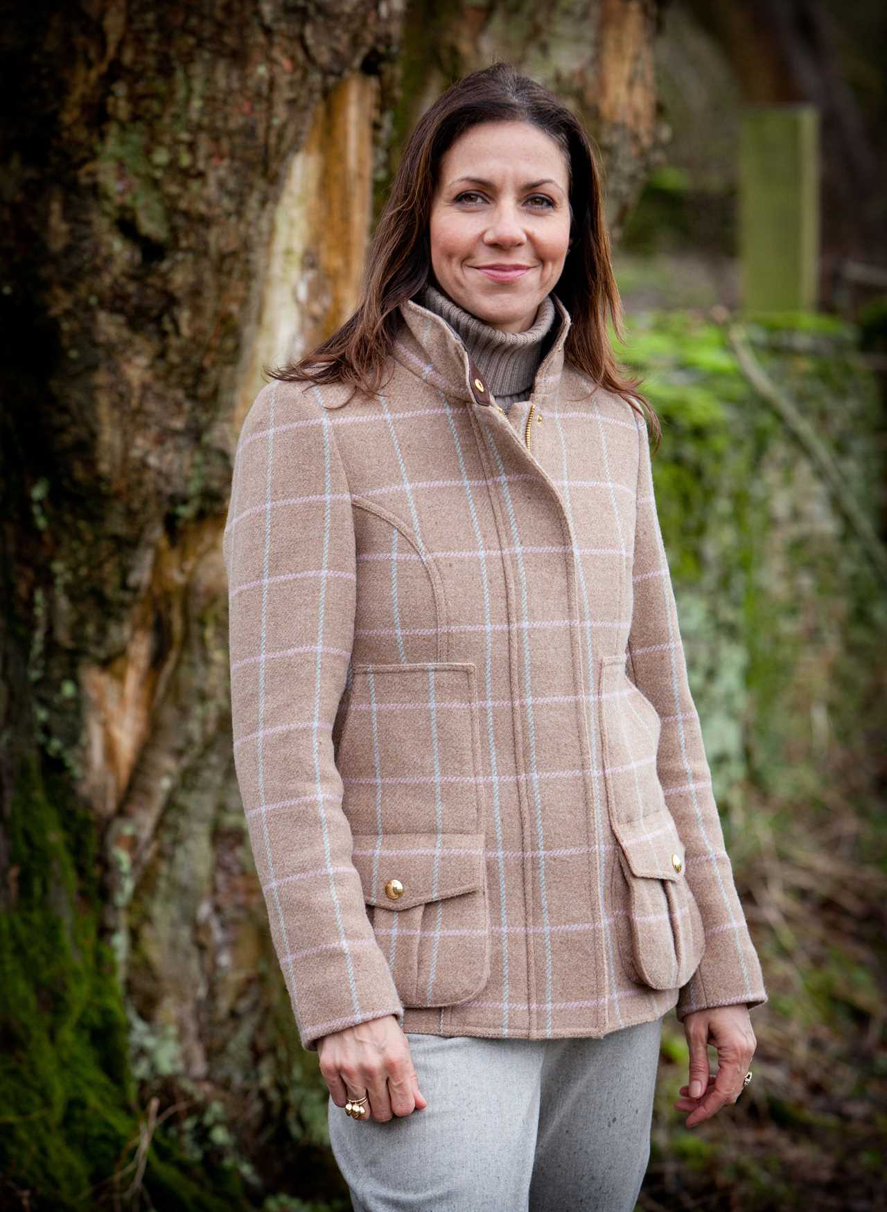 Countryfile’s Julia Bradbury poses in a crop top and