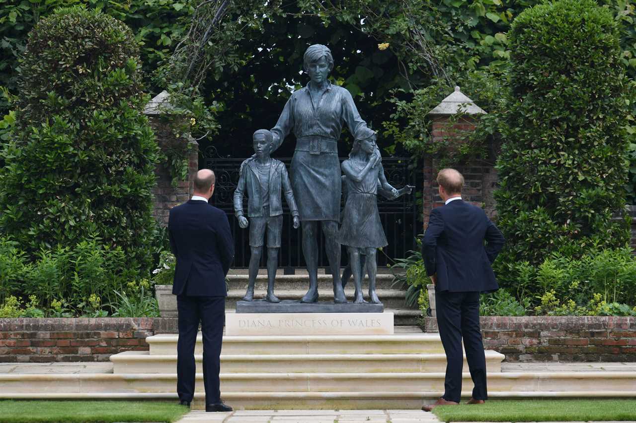 The pair stood before the stunning statue this afternoon