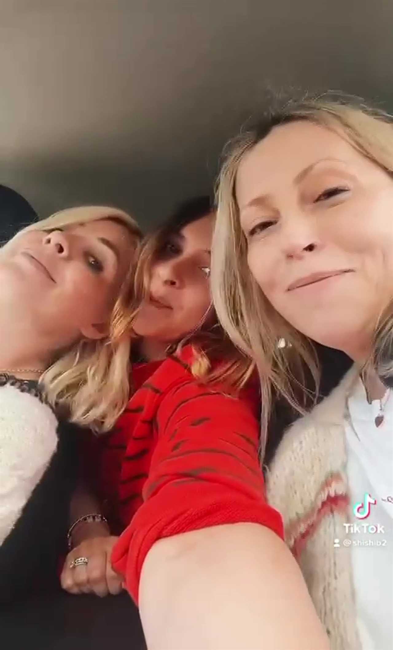 Holly was joined by Nicole Appleton and Shiarra Bell in the video