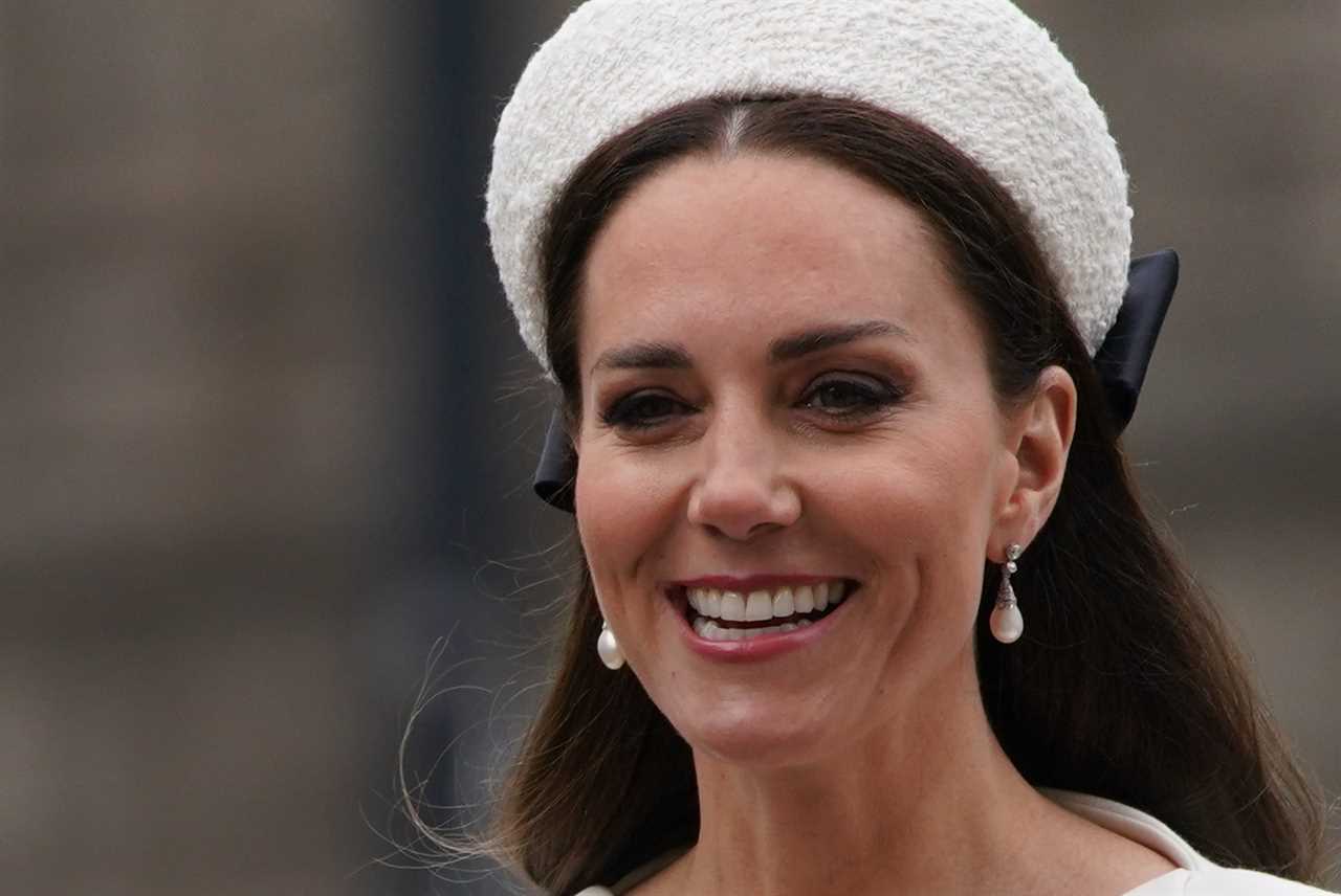 Touching Kate Middleton gave a secret sign with her outfit during her maternity visit, fans claim