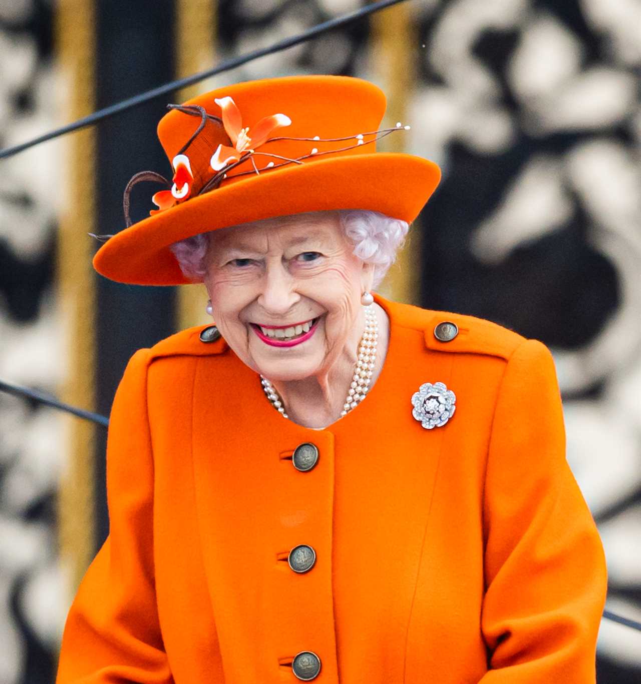 The Queen moves without walking stick after week-long birthday break