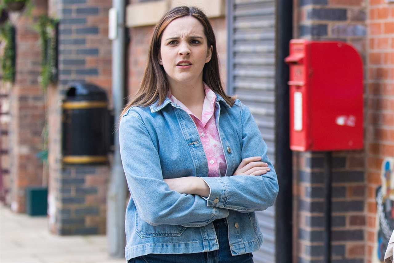 Coronation Street’s Annabelle Tarrant unrecognisable 20 years after ditching acting to perform in holiday parks