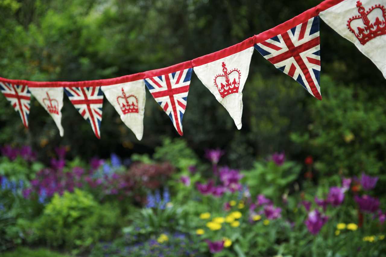 Bank holiday Brits spill out of late-closing pubs onto the streets during raucous Platinum Jubilee celebrations