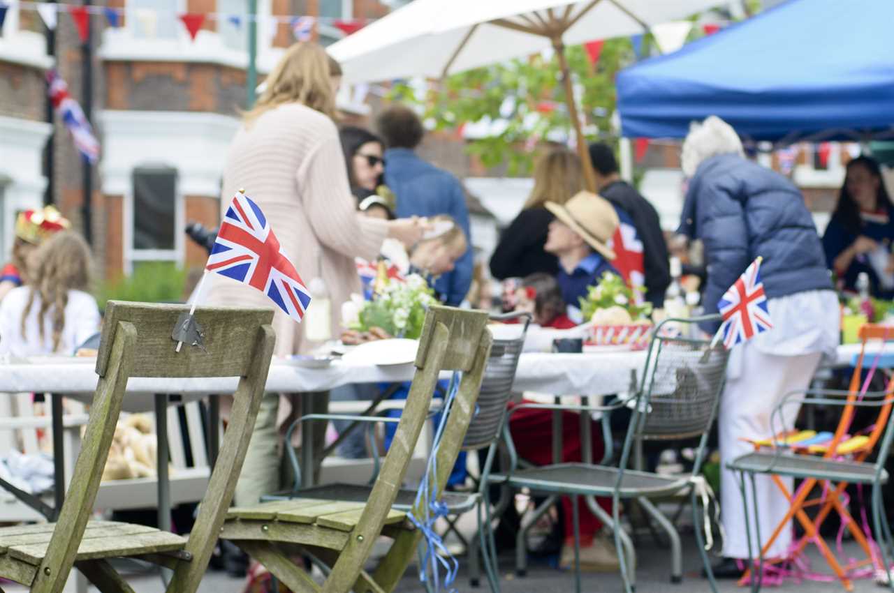 Bank holiday Brits spill out of late-closing pubs onto the streets during raucous Platinum Jubilee celebrations