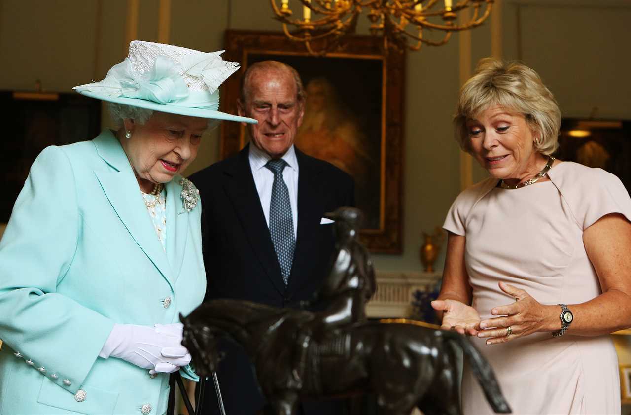 Antiques Roadshow guest lost for words as she learns jaw-dropping truth behind letter signed by Queen