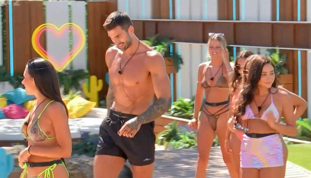 Adam Collard fans all have the same question as Love Island girls swoon over bombshell