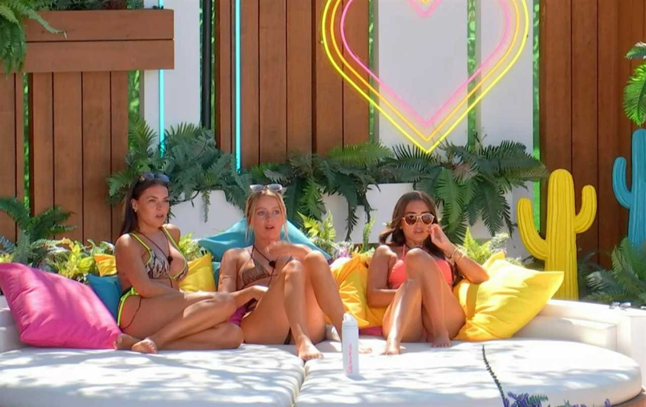 Adam Collard fans all have the same question as Love Island girls swoon over bombshell