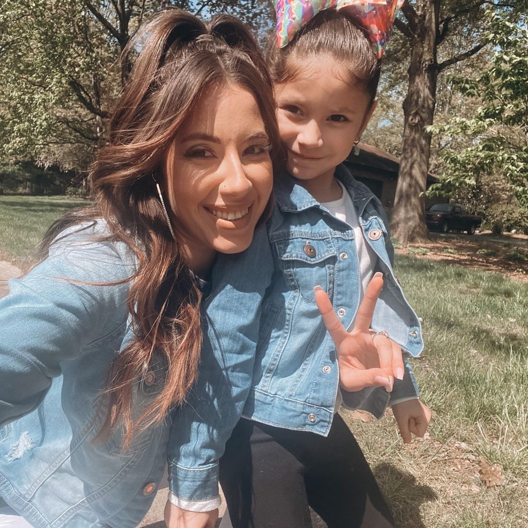 Teen Mom star Vee Rivera stuns in a strapless dress for an adorable selfie with daughter Vivi, 6