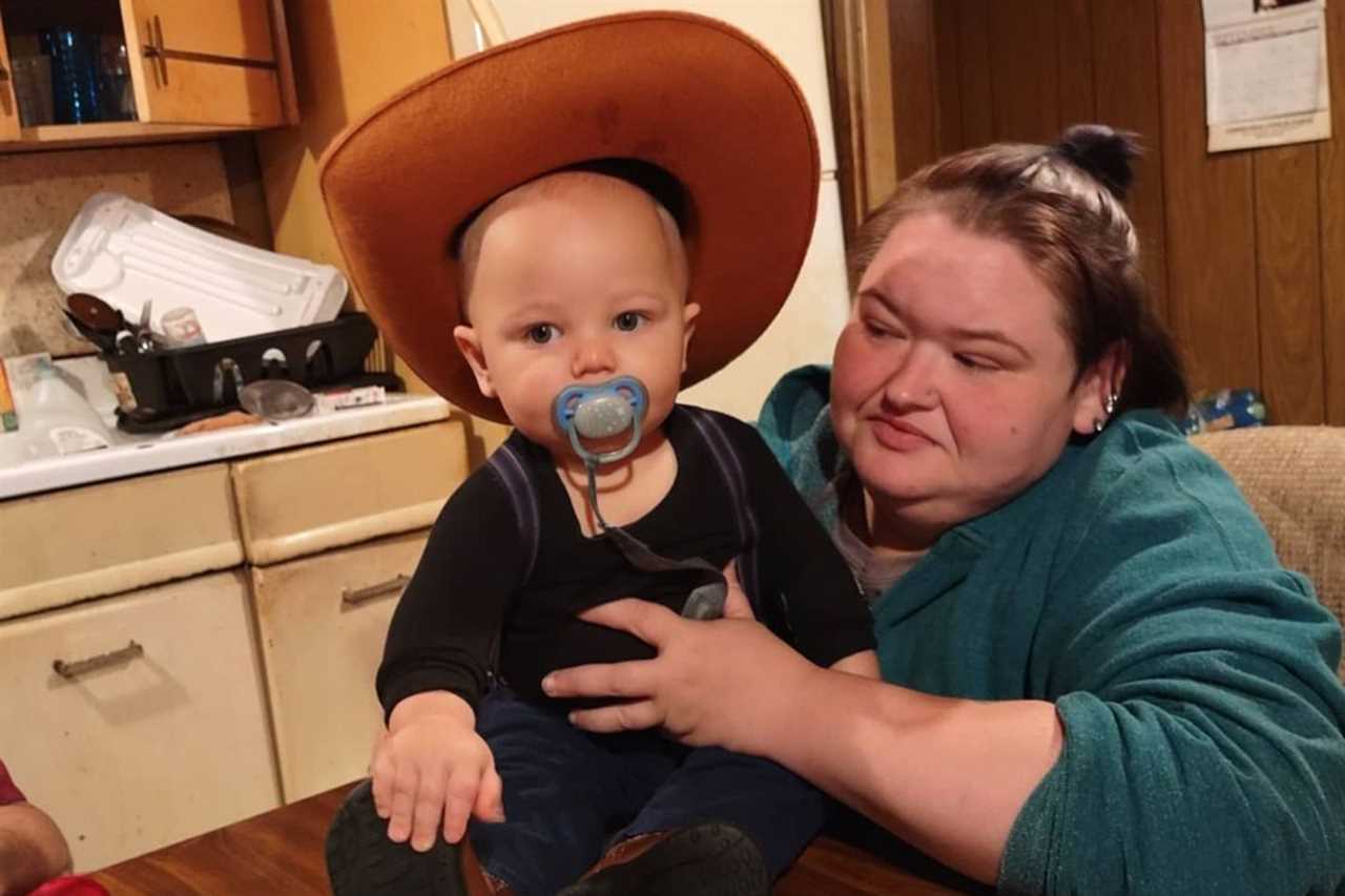 1000-lb Sisters’ Amy Slaton shows off wild makeover in sweet new pic of son Gage, 2, holding his newborn brother Glenn
