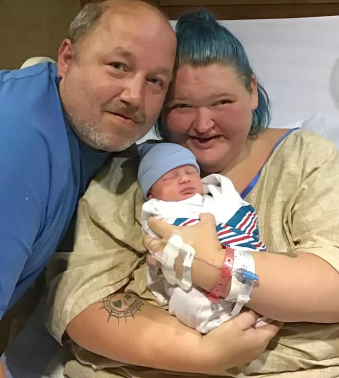 1000-lb Sisters’ Amy Slaton shows off wild makeover in sweet new pic of son Gage, 2, holding his newborn brother Glenn