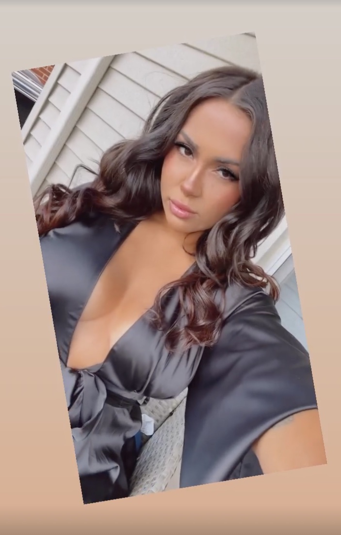 Teen Mom Briana DeJesus goes braless & shows off her curves in a very low-cut top in a new photo