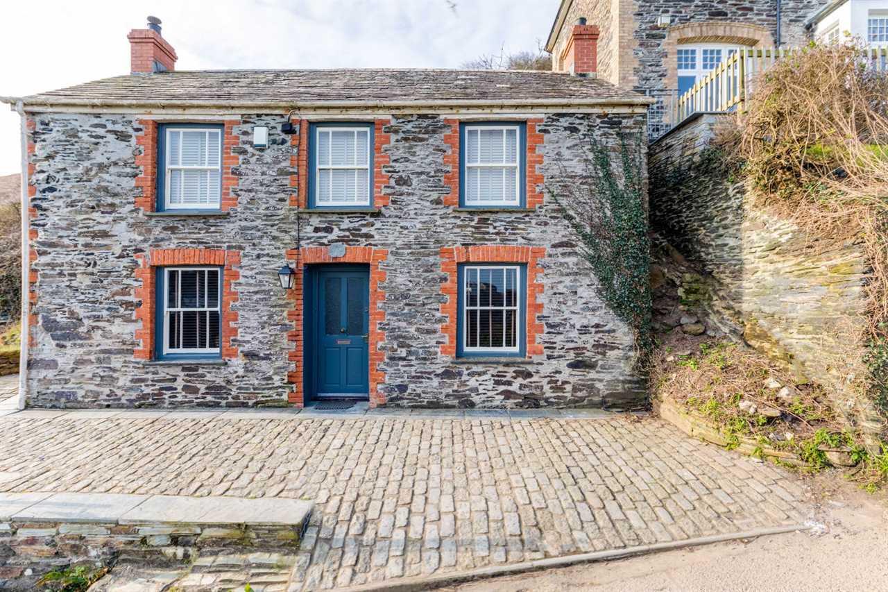 Inside Doc Martin’s incredible 2 bedroom Cornwall cottage as it goes up for sale for over £1m