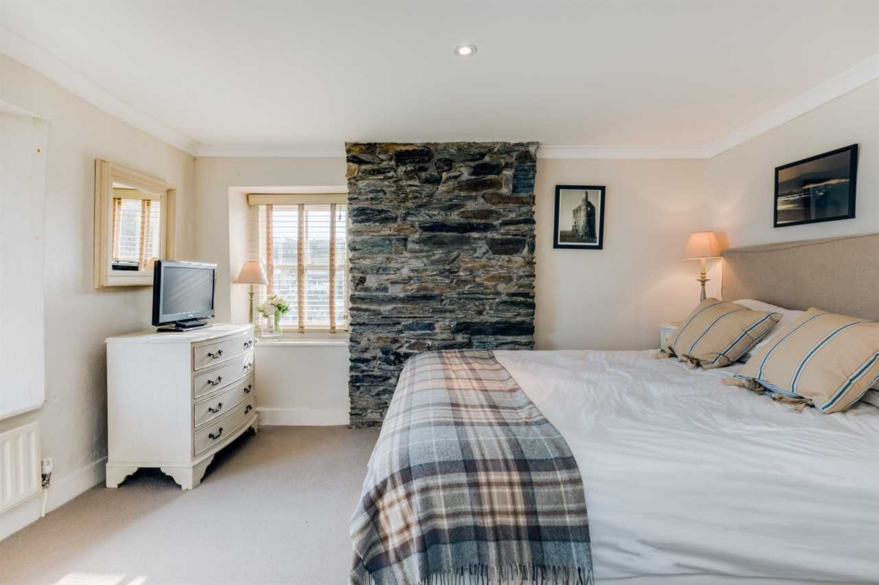 Inside Doc Martin’s incredible 2 bedroom Cornwall cottage as it goes up for sale for over £1m