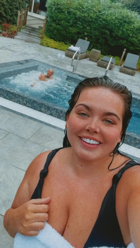 Scarlett Moffatt seen posing with new Love Island pals as she says she feels “lost” since show ended