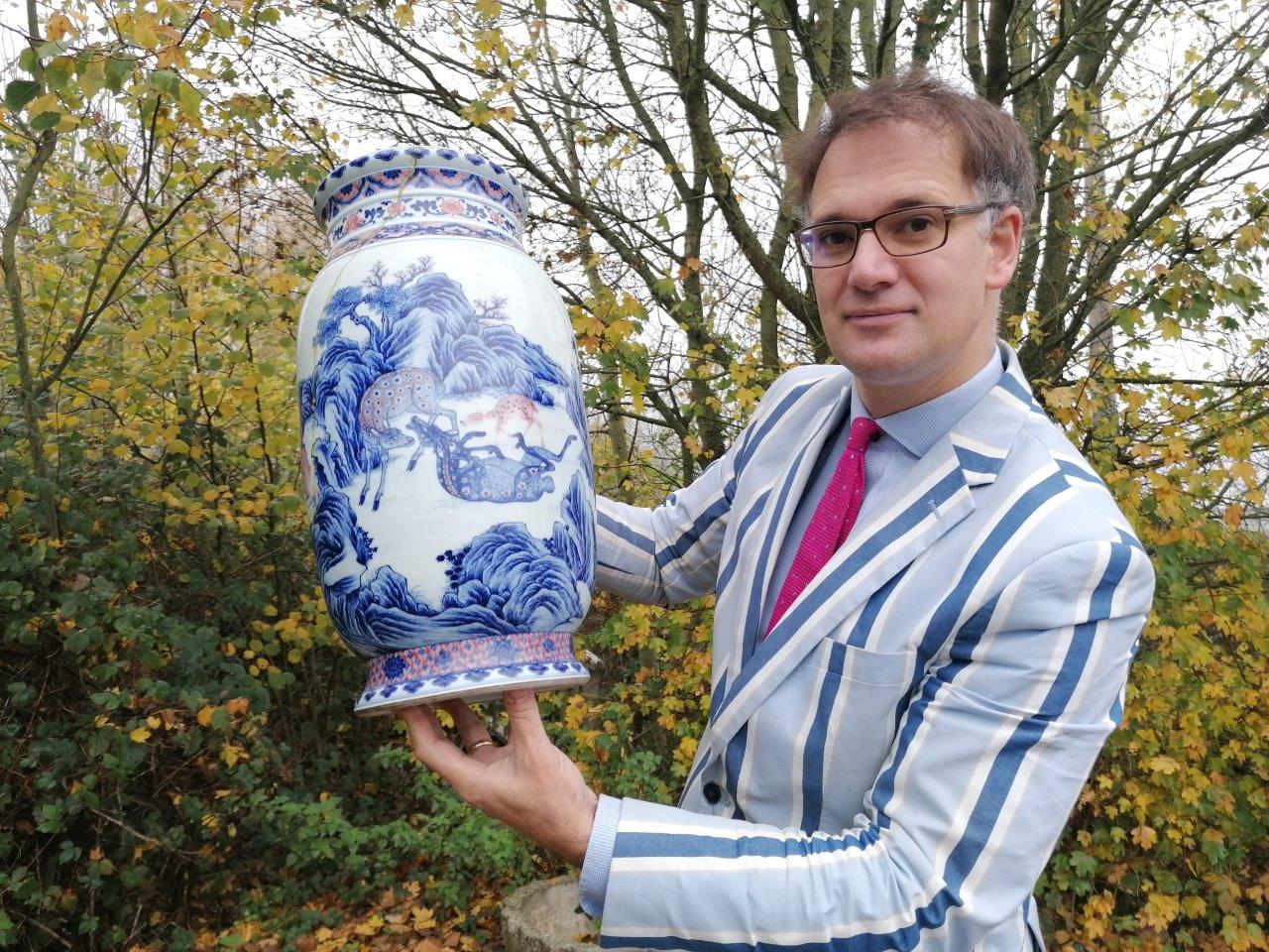 Bargain Hunt’s Charles Hanson left open-mouthed as vampire-hunting kit stuns at auction