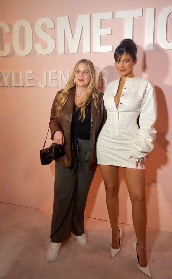 Kardashian fans slam ‘rude’ Kylie Jenner as she nearly shuts down fan for ‘not paying her’ for encounter in ‘cringe’ vid