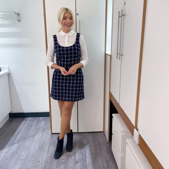 Holly Willoughby flashes her tanned legs in minidress after summer holidays