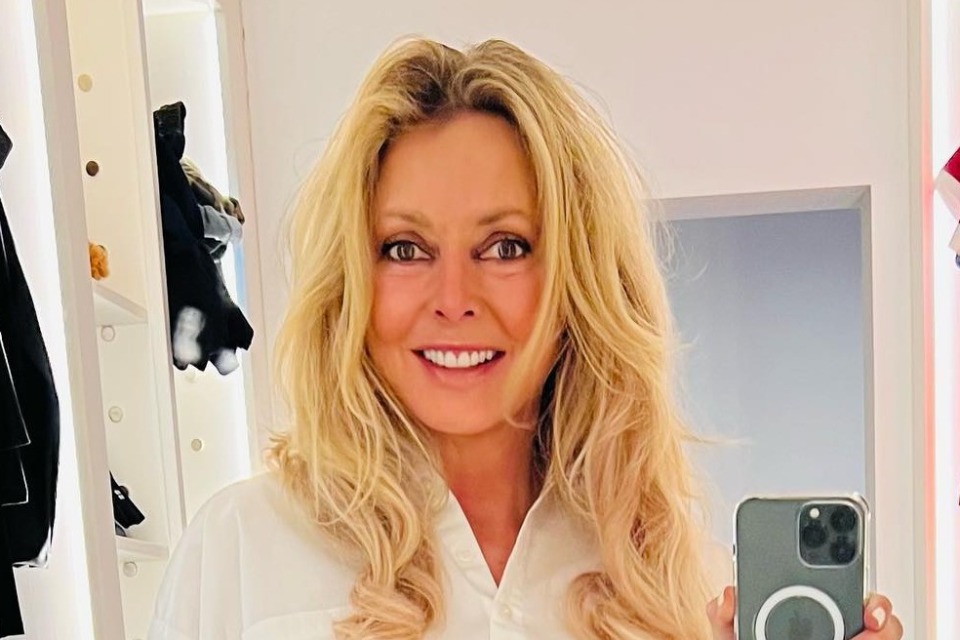 Carol Vorderman shows off incredible abs during yoga session in skintight gym kit