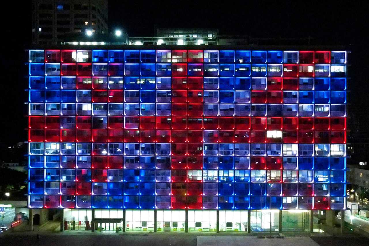 Purple lights & Union Jacks seen in cities from New York to Tel Aviv as the world pays tribute to the Queen