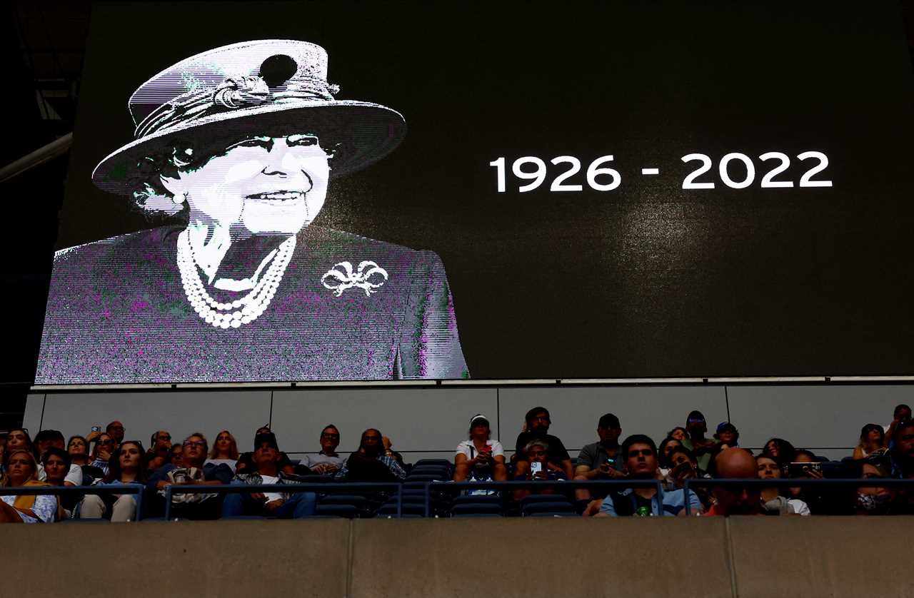 Purple lights & Union Jacks seen in cities from New York to Tel Aviv as the world pays tribute to the Queen