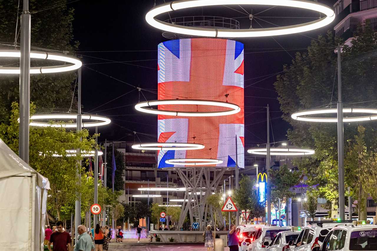 Purple lights & Union Jacks seen in cities from New York to Tel Aviv as the world pays tribute to the Queen