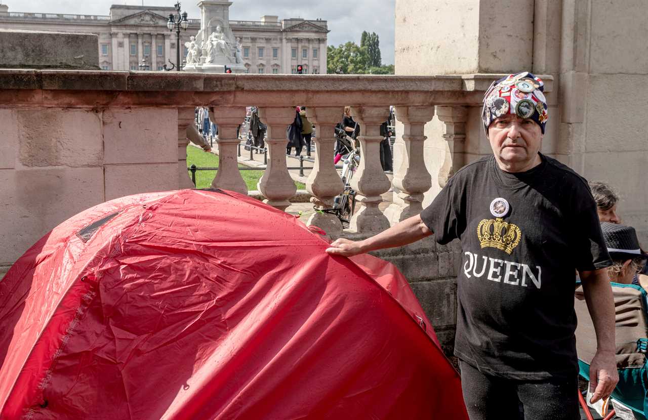 We’re camping for 10 DAYS outside Buckingham Palace so we get the best view of the Queen’s coffin… we couldn’t miss it