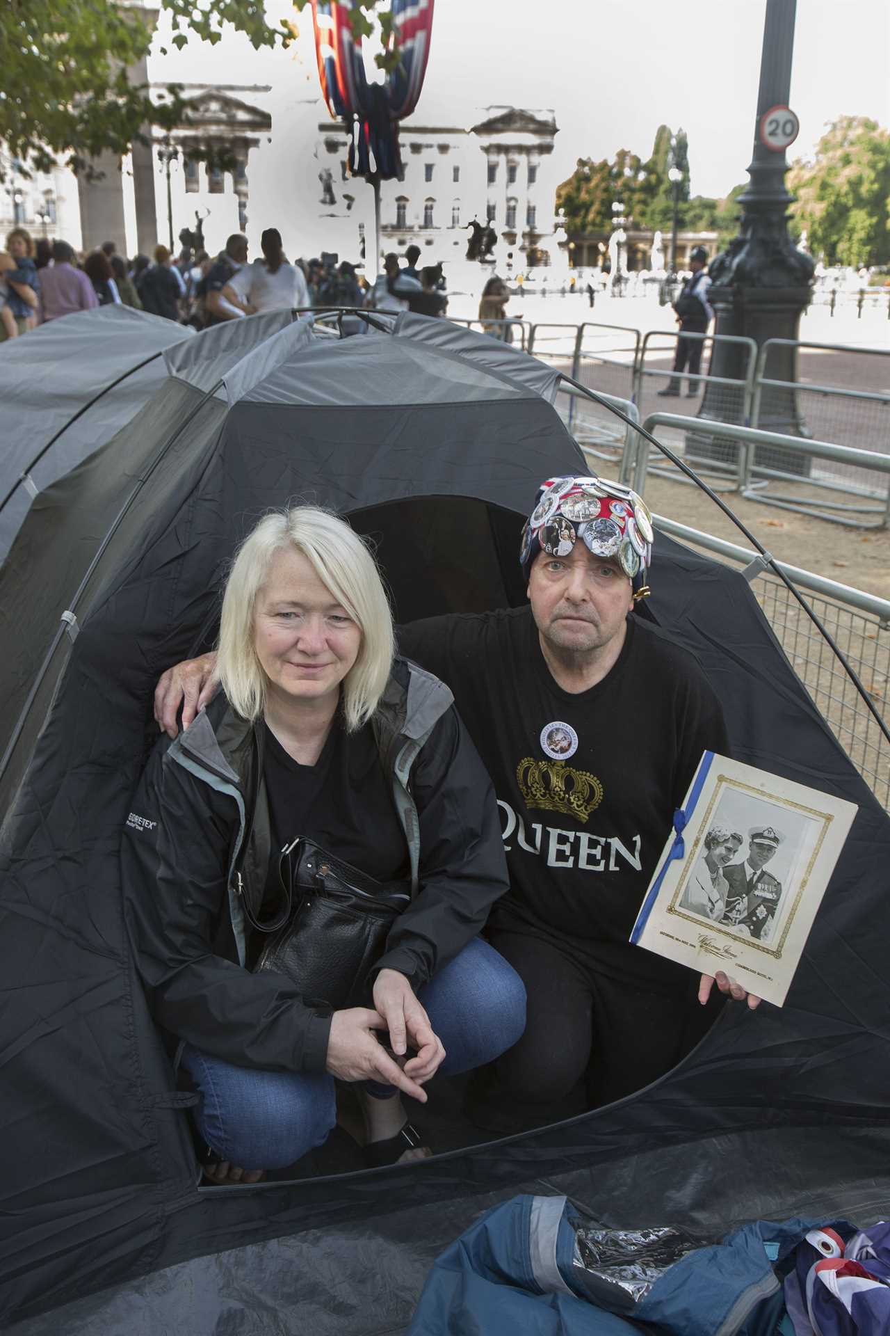 We’re camping for 10 DAYS outside Buckingham Palace so we get the best view of the Queen’s coffin… we couldn’t miss it