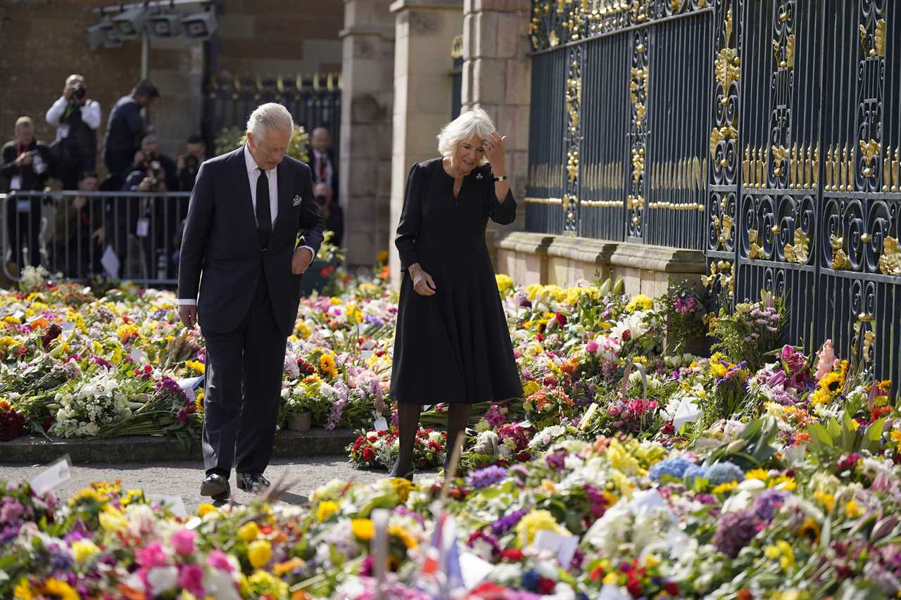 Sweet note to the Queen left by heartbroken royal fan leaves people in tears as they say it sums up a nation’s grief