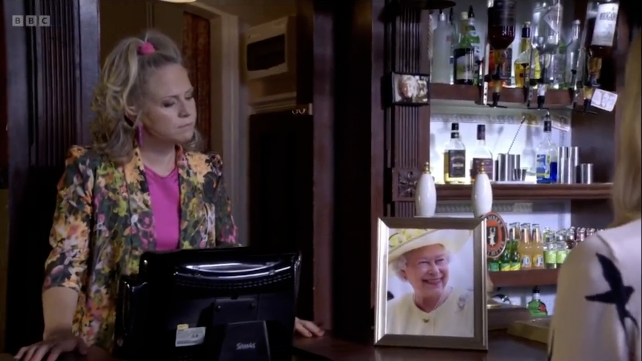 EastEnders fans moved as Linda pays tribute to the Queen in last minute scene