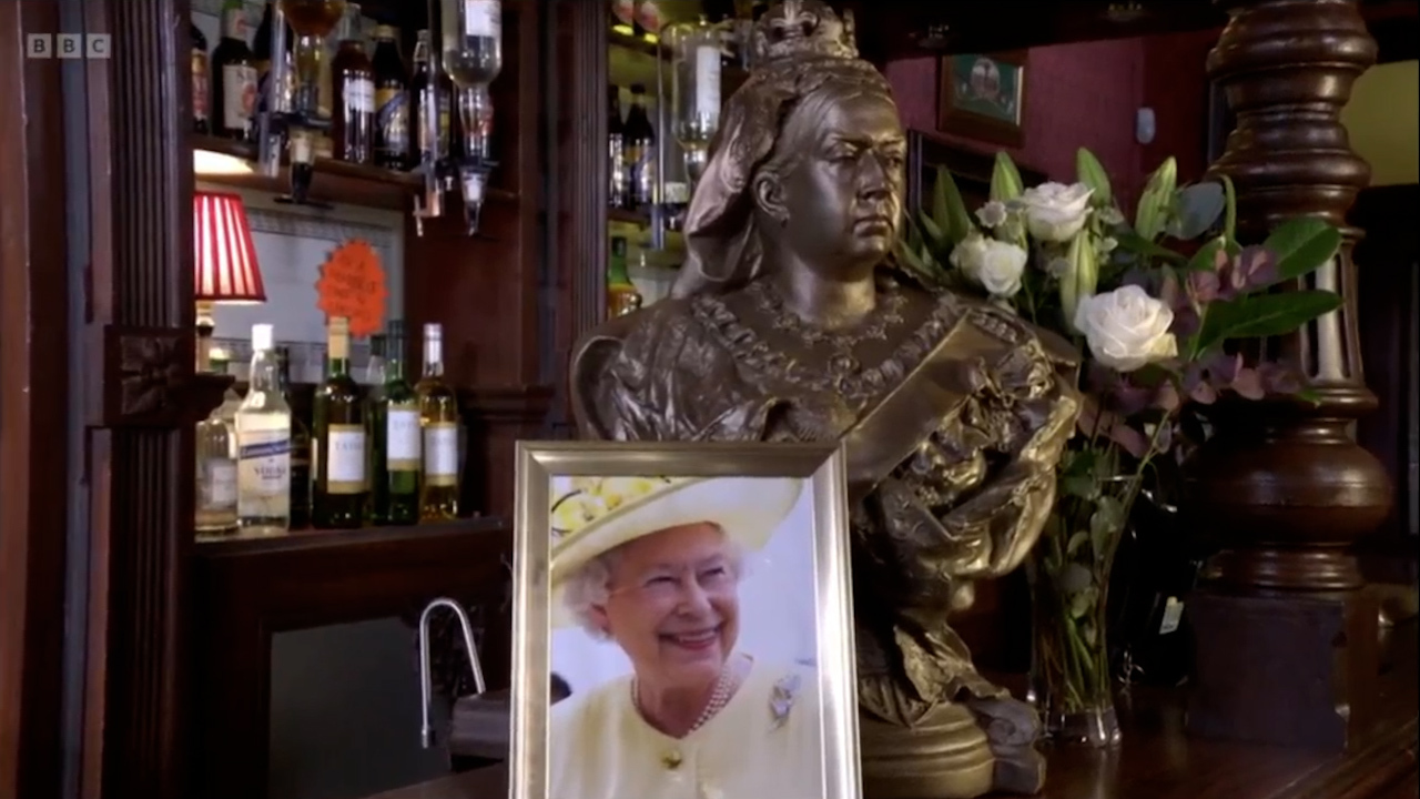 EastEnders fans moved as Linda pays tribute to the Queen in last minute scene