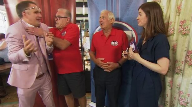 Bargain Hunt expert wide-eyed as contestant ‘strangles’ him after disastrous loss