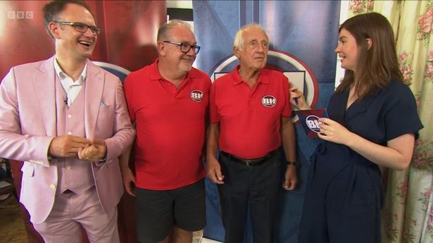 Bargain Hunt expert wide-eyed as contestant ‘strangles’ him after disastrous loss