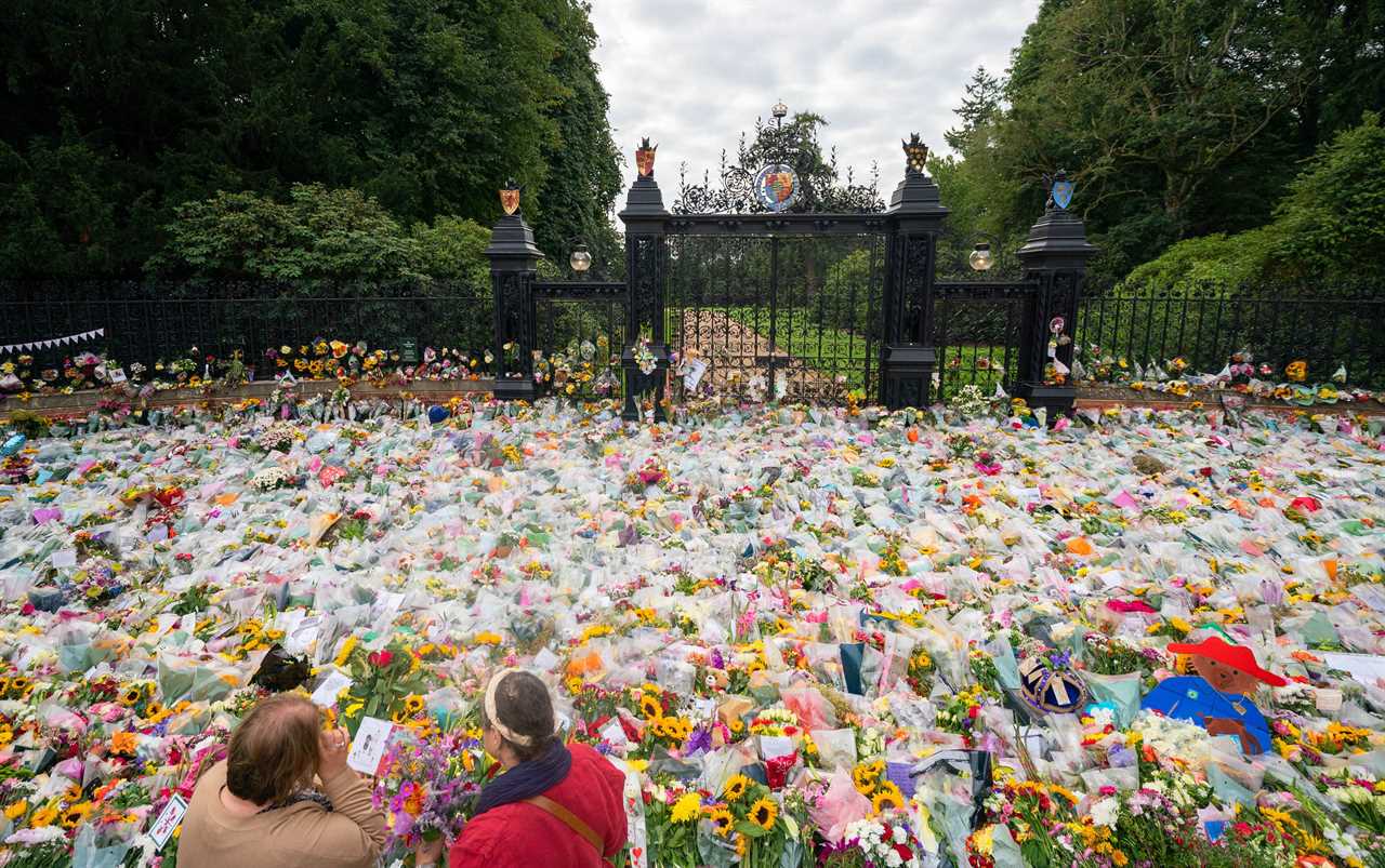 Princess Kate and Prince William greeted by mourners as they arrive at Sandringham to see tributes for Queen