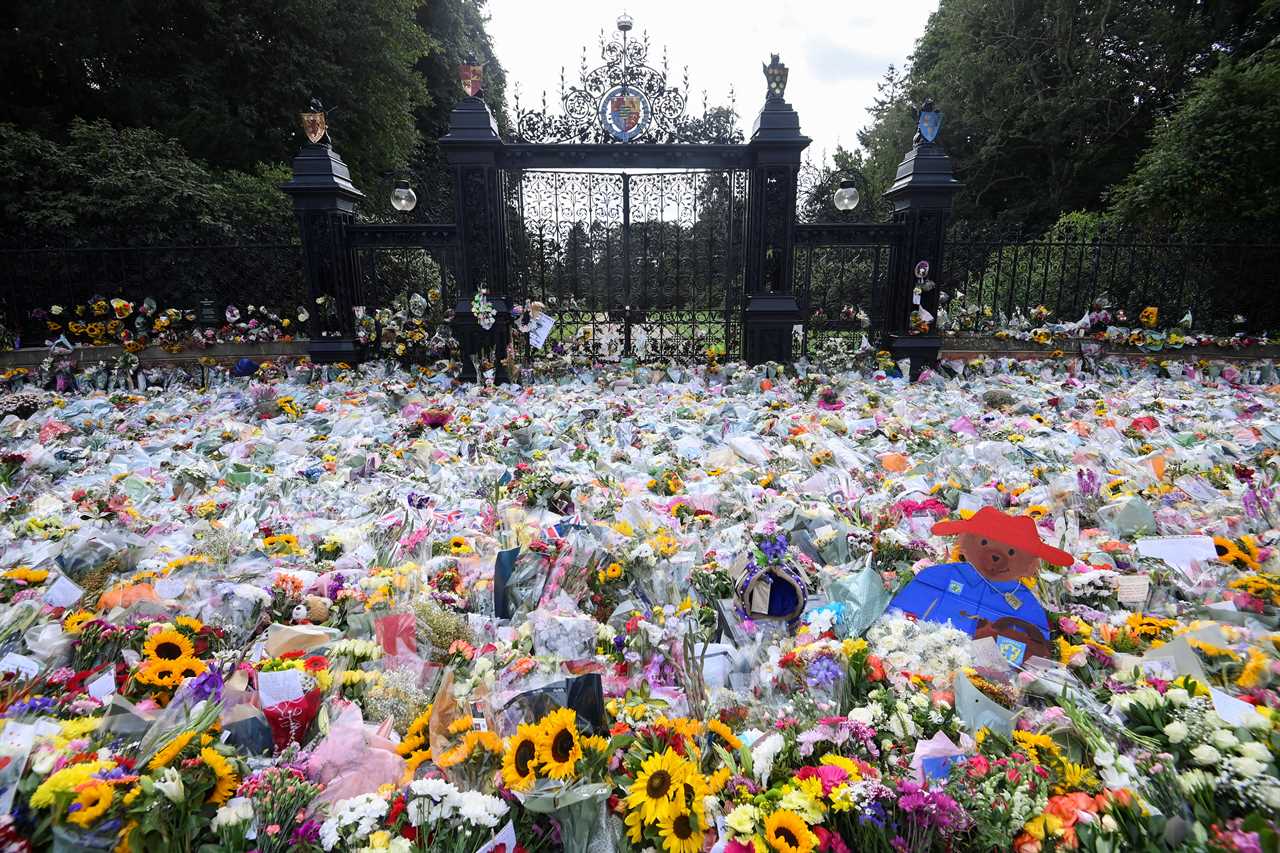 Princess Kate and Prince William greeted by mourners as they arrive at Sandringham to see tributes for Queen