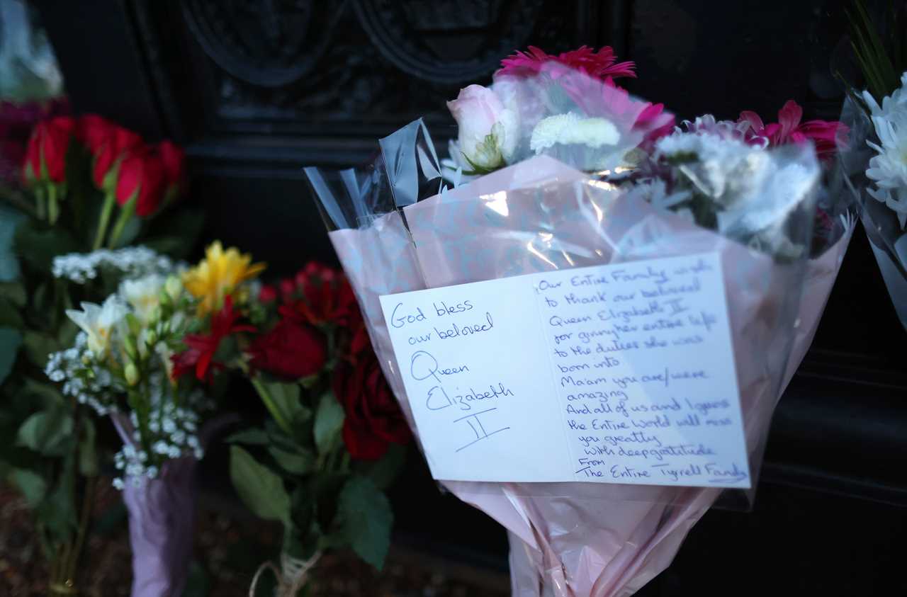 Princess Kate and Prince William greeted by mourners as they arrive at Sandringham to see tributes for Queen