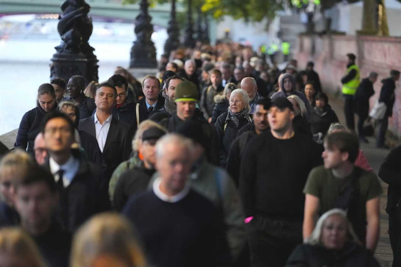 Queue to see the Queen’s coffin begins early shutdown as thousands wait 14 hours