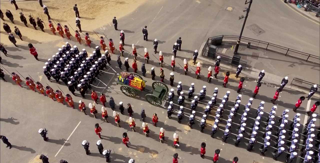 What is written on the note on the Queen’s coffin?