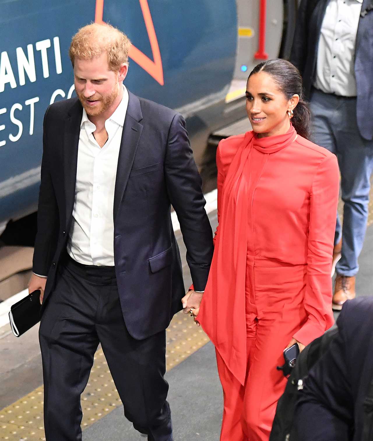 Meghan Markle & Prince Harry think they’re ‘superheroes set to save the planet’ in new portraits, says body language pro