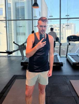 Love Island’s Iain Stirling reveals incredible 1 stone weight loss as he poses at the gym
