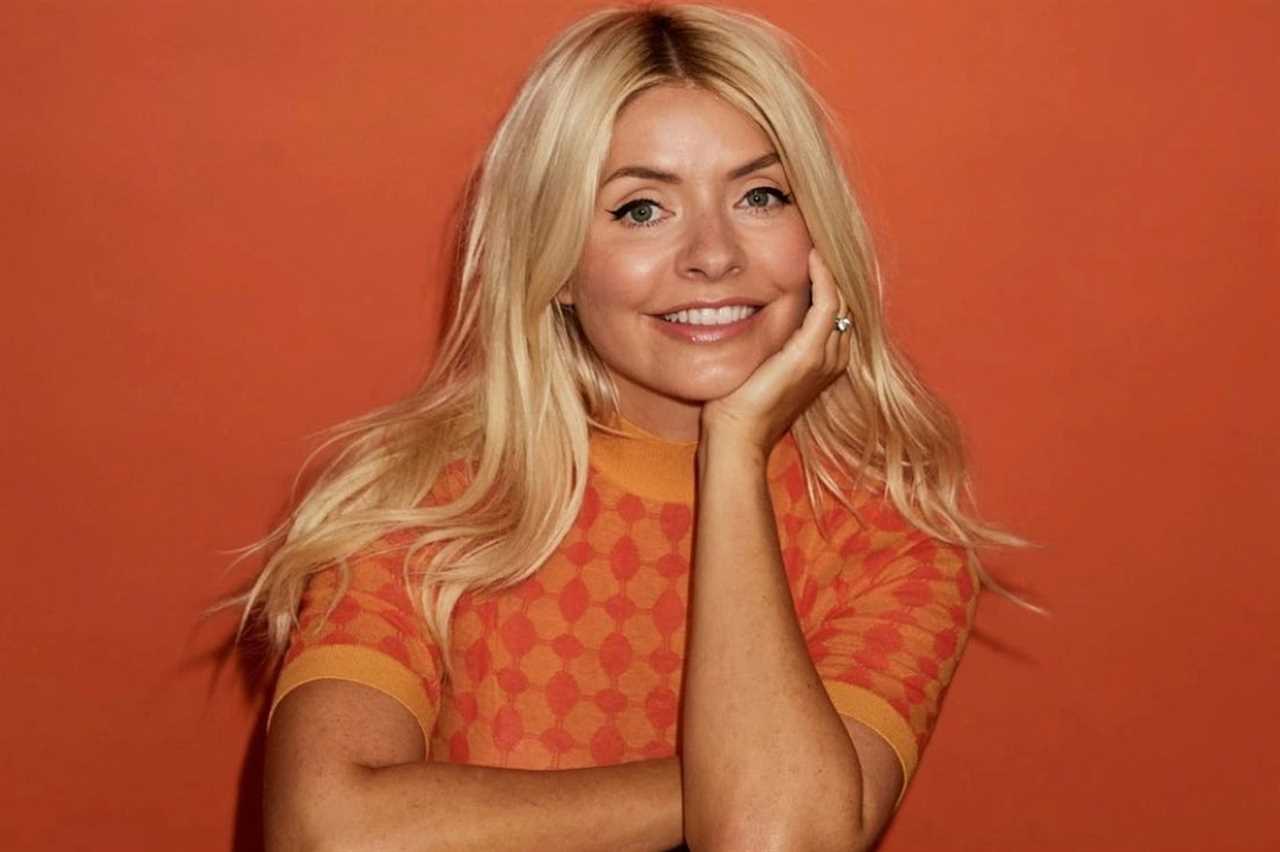 Holly Willoughby goes make-up free as she shows off her Halloween nails ahead of This Morning return