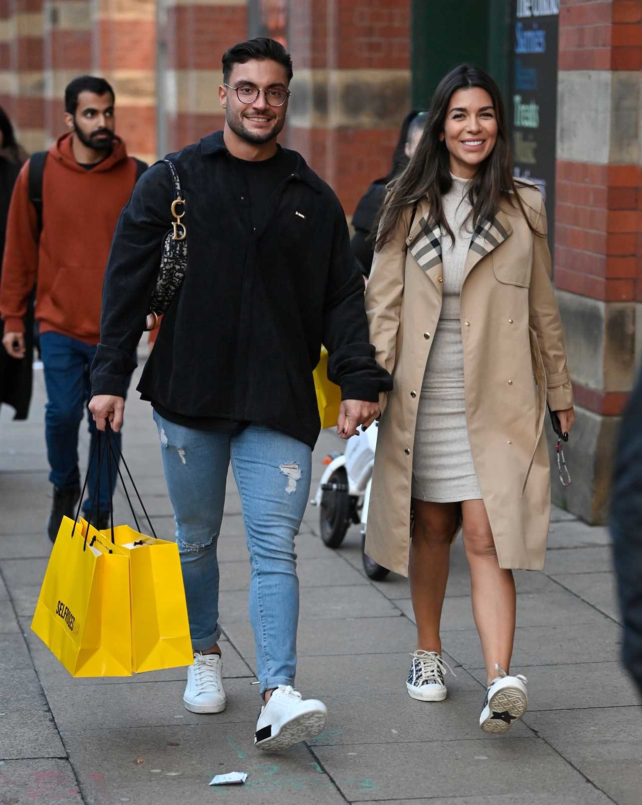 Love Island’s Davide carries Ekin-Su’s £2.8k handbag as they splash the cash on shopping spree