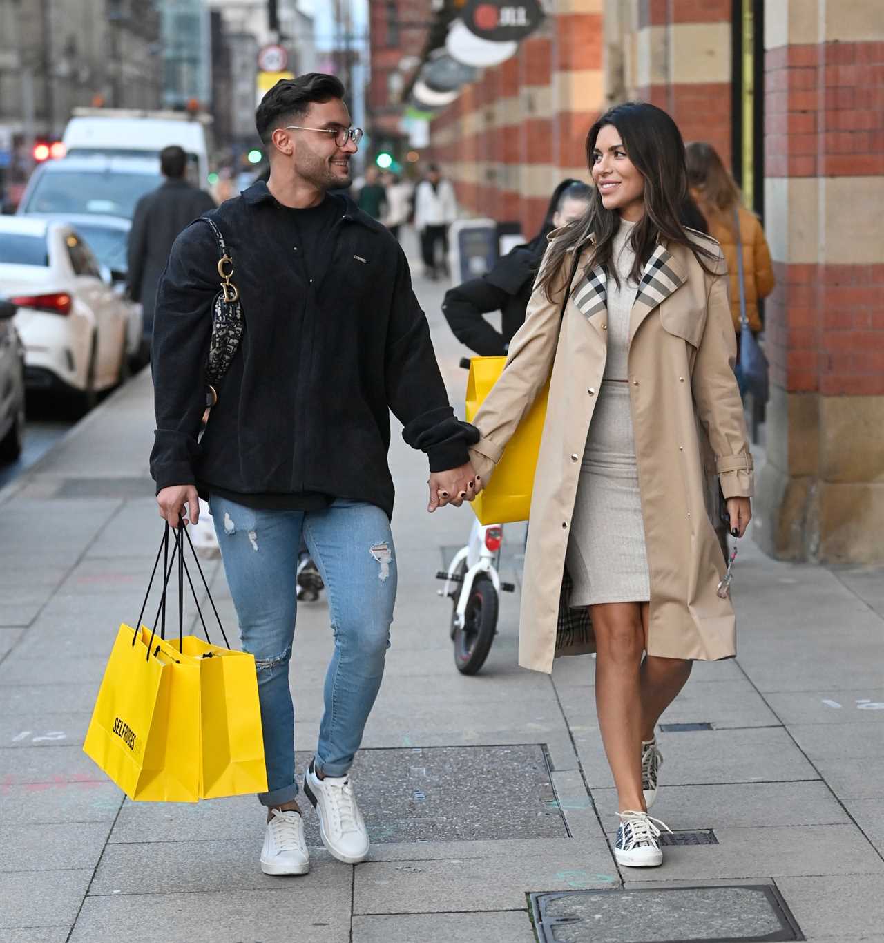 Love Island’s Davide carries Ekin-Su’s £2.8k handbag as they splash the cash on shopping spree