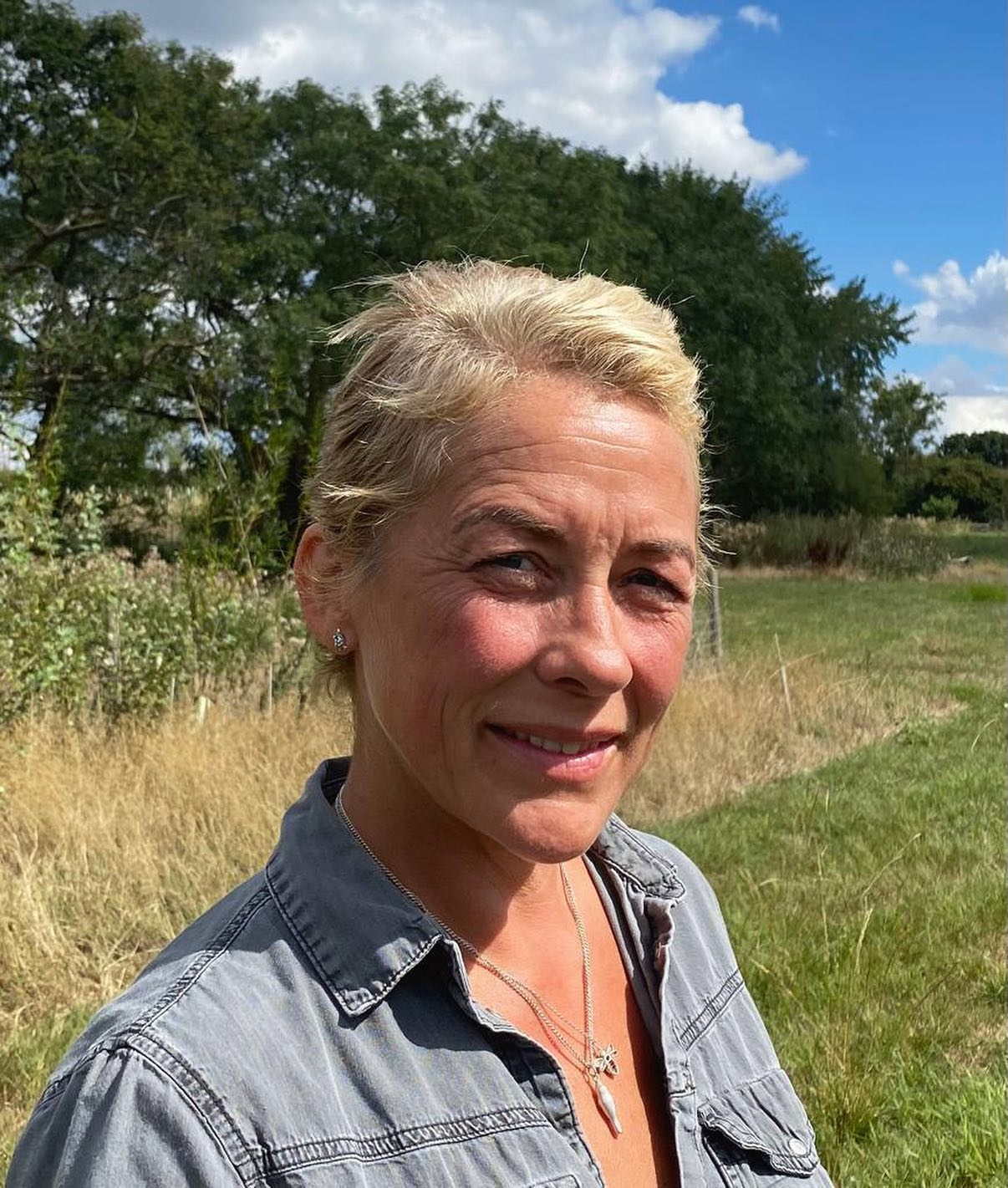 TV star Sarah Beeny shaves her head saying ‘I’m not afraid to go bald’ after cancer diagnosis