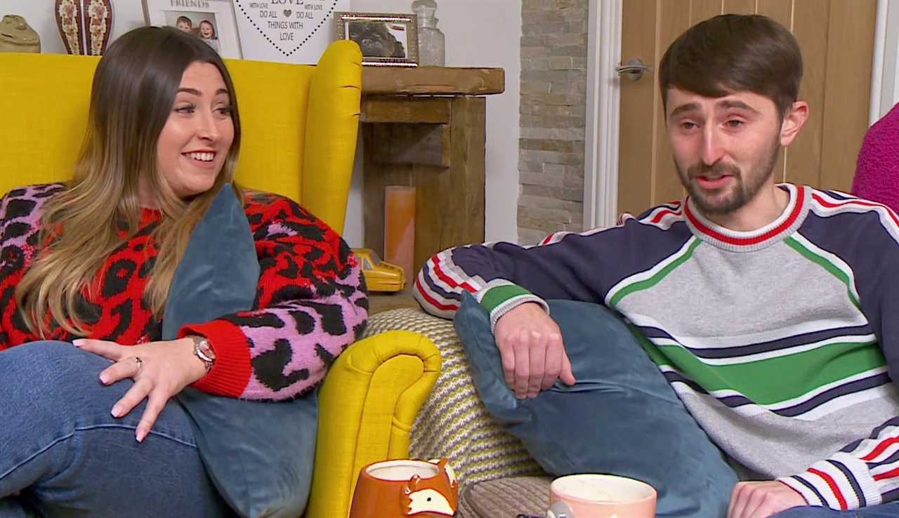 Gogglebox fans stunned as Pete Sandiford bursts into tears alongside sister Sophie last night