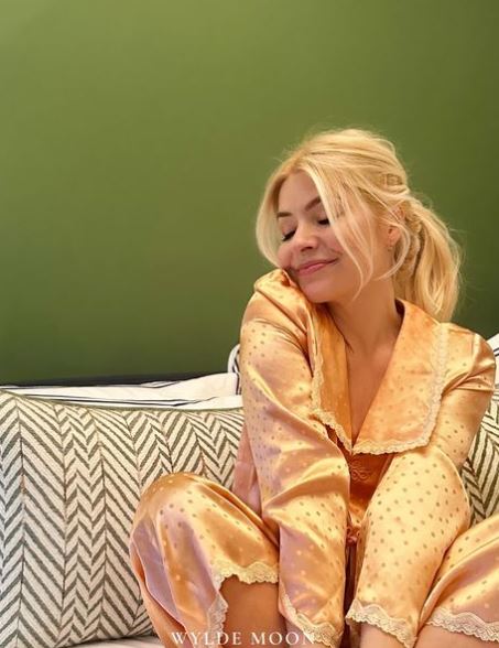 Holly Willoughby stuns fans with barefaced selfie in her pyjamas