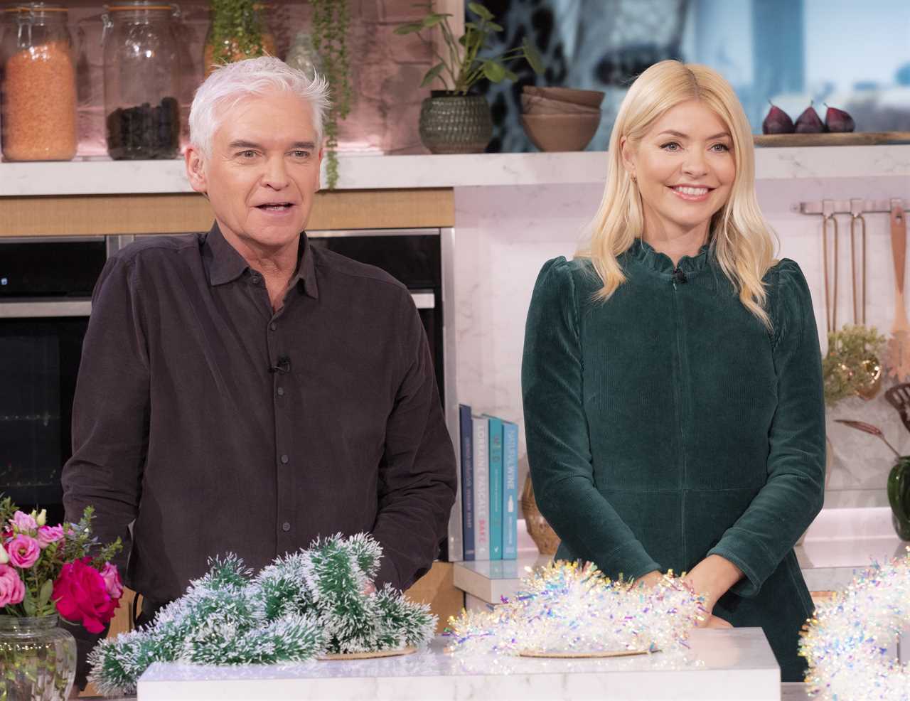 Holly Willoughby stuns fans with barefaced selfie in her pyjamas