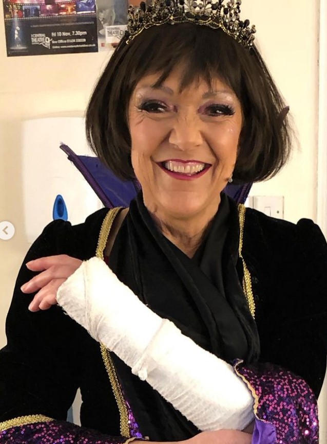 EastEnders star Gillian Wright rushed to hospital after nasty panto accident