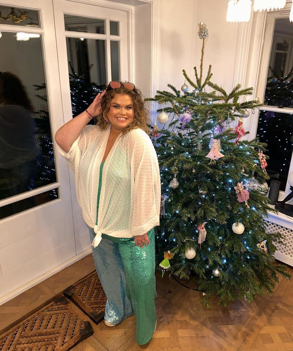 Gogglebox’s Amy Tapper is slimmer than ever in glam snap by her Christmas tree