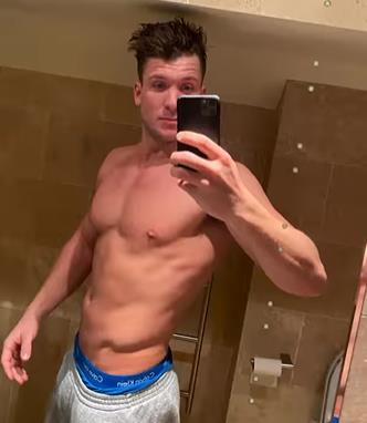 Love Island star shows off incredible body transformation as he poses topless